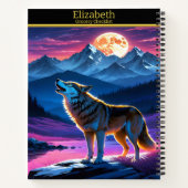 Een majestueuze wolf huilt onder een levendige maa notitieboek (Achterkant)