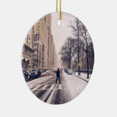 Een Man dat een sneeuwruimer centraal park in het Keramisch Ornament (Rechts)