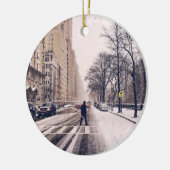 Een Man dat een sneeuwruimer centraal park in het Keramisch Ornament (Links)