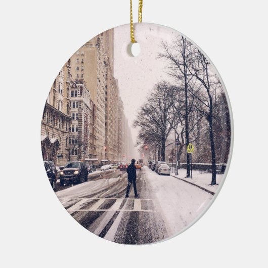 Een Man dat een sneeuwruimer centraal park in het Keramisch Ornament (Links)