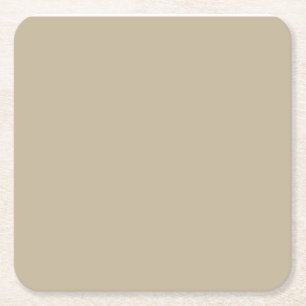 een man in een pak en das die voor een muur staat kartonnen onderzetters