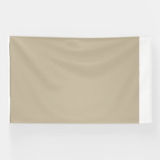 een man in een pak en das die voor een muur staat spandoek