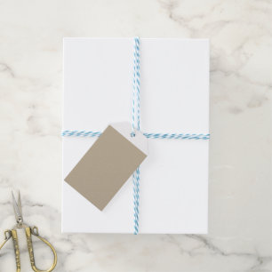 Een man in een pak en een stropdas voor een muur cadeaulabel