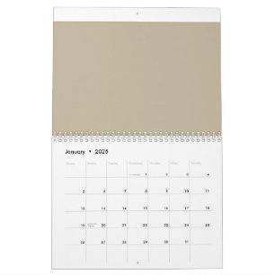 Een man in een pak en een stropdas voor een muur kalender