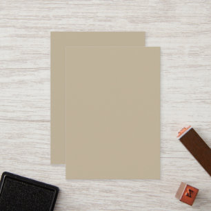 Een man in een pak en een stropdas voor een muur klantenkaartje