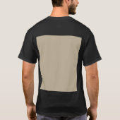 Een man in een pak en een stropdas voor een muur t-shirt (Achterkant)