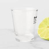 Een man met een gepensioneerde definitie die blij shot glas (Links)