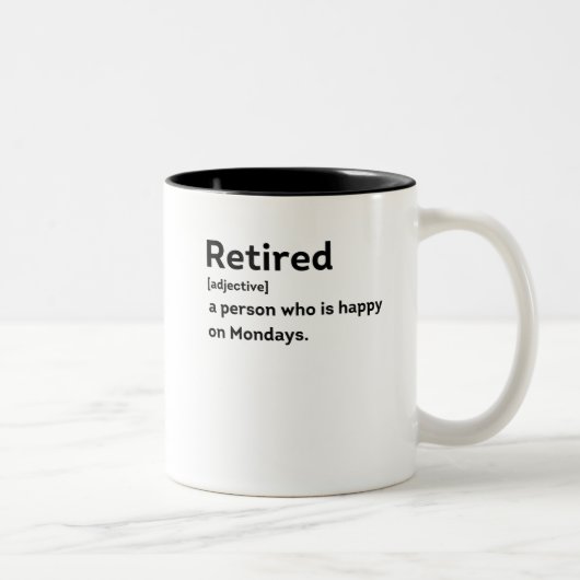 Een man met een gepensioneerde definitie die blij  tweekleurige koffiemok (Rechts)