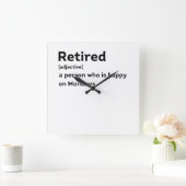 Een man met een gepensioneerde definitie die blij  vierkante klok (Huis)