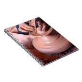 Een man werkt in een potje, Safi, Marokko Notitieboek (Rechterzijde)