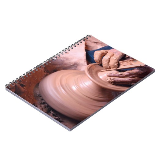 Een man werkt in een potje, Safi, Marokko Notitieboek (Linkerzijde)