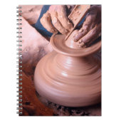 Een man werkt in een potje, Safi, Marokko Notitieboek (Voorkant)