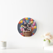 Een mandje vol met mopjes en ballonnen ronde klok (Huis)