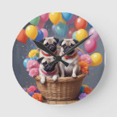 Een mandje vol met mopjes en ballonnen ronde klok (Voorkant)