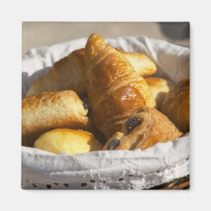 Een mandje voor het ontbijt met croissants, en magneet