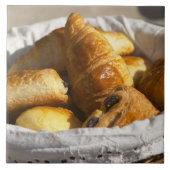Een mandje voor het ontbijt met croissants, en tegeltje (Voorkant)