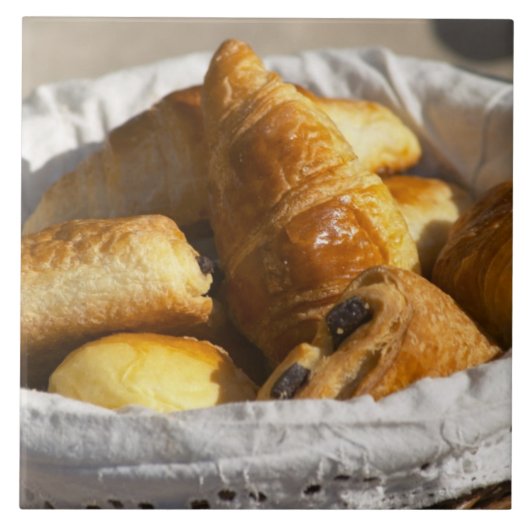 Een mandje voor het ontbijt met croissants, en tegeltje (Voorkant)