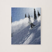 Een mannelijk snowboarder-snoeppoeder in Idaho. Legpuzzel (Verticaal)