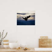 Een mannelijke sneeuwboarder doet een rugflip terw poster (Keuken)