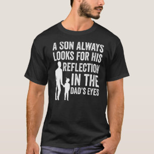 Een Mannen zoon zoekt altijd naar de ogen van zijn T-shirt