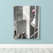 Een marinier en een vijand die een rol speelt canvas afdruk (Insitu (Houten vloer))