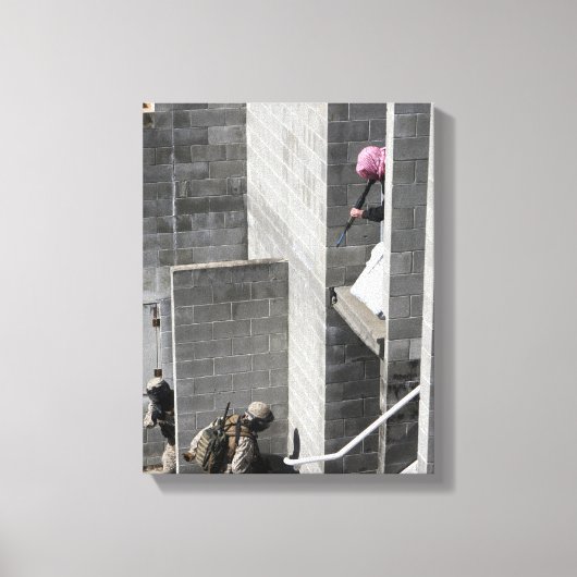 Een marinier en een vijand die een rol speelt canvas afdruk (Voorkant)