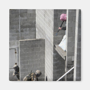 Een marinier en een vijand die een rol speelt magneet