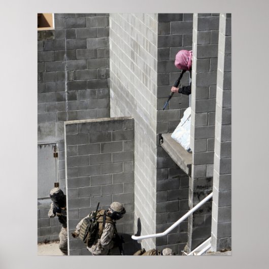 Een marinier en een vijand die een rol speelt poster (Voorkant)