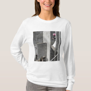 Een marinier en een vijand die een rol speelt t-shirt