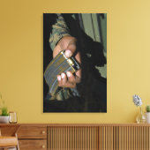 Een marinier laadt blanco munitieronden canvas afdruk (Insitu (Woonkamer))