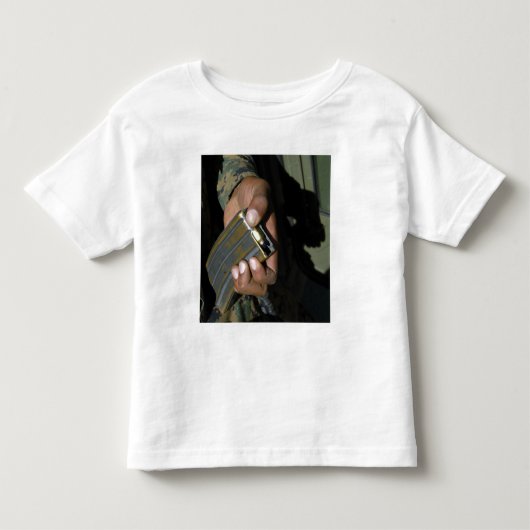 Een marinier laadt blanco munitieronden kinder shirts (Voorkant)