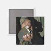 Een marinier laadt blanco munitieronden magneet (Voorkant / Achterkant)