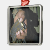 Een marinier laadt blanco munitieronden metalen ornament (Links)