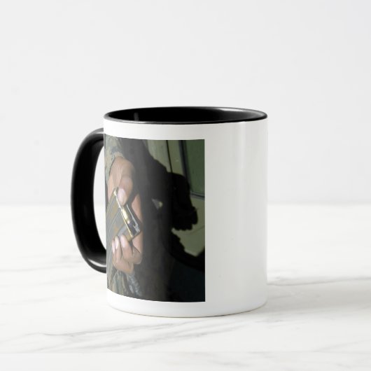 Een marinier laadt blanco munitieronden mok (Voorkant links)