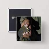 Een marinier laadt blanco munitieronden vierkante button 5,1 cm (Voorkant /achterkant)