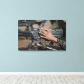 Een marinier laadt een M-240G-pistool Canvas Afdruk (Insitu (Houten vloer))