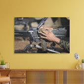 Een marinier laadt een M-240G-pistool Canvas Afdruk (Insitu (Woonkamer))
