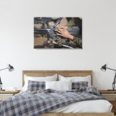 Een marinier laadt een M-240G-pistool Canvas Afdruk (Insitu (Slaapkamer))