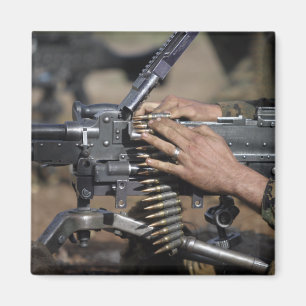 Een marinier laadt een M-240G-pistool Magneet