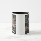 Een marinier laadt een M-240G-pistool Mok (Midden)