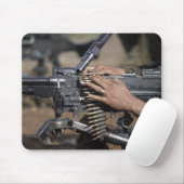 Een marinier laadt een M-240G-pistool Muismat (Met muis)