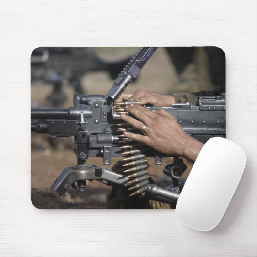 Een marinier laadt een M-240G-pistool Muismat (Met muis)