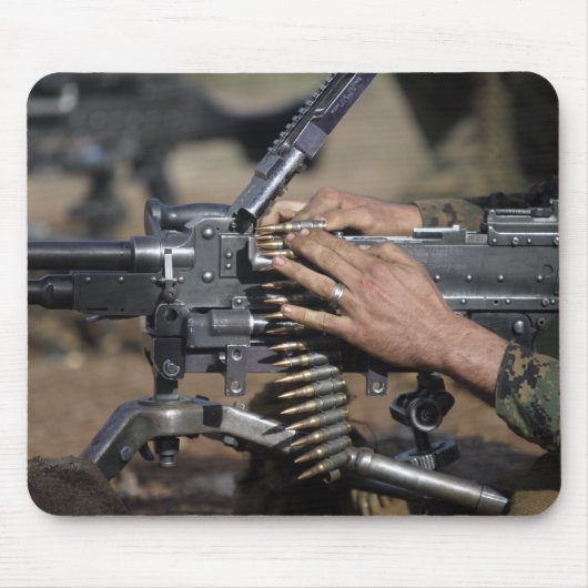 Een marinier laadt een M-240G-pistool Muismat (Voorkant)