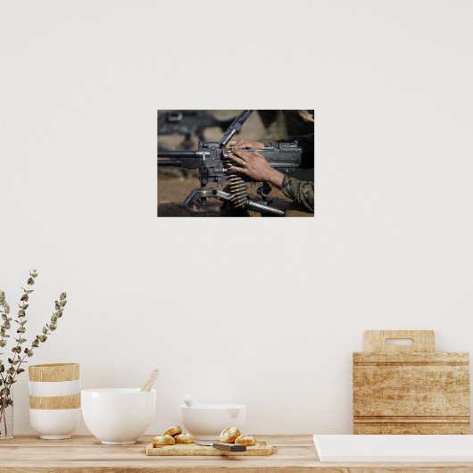 Een marinier laadt een M-240G-pistool Poster (Keuken)