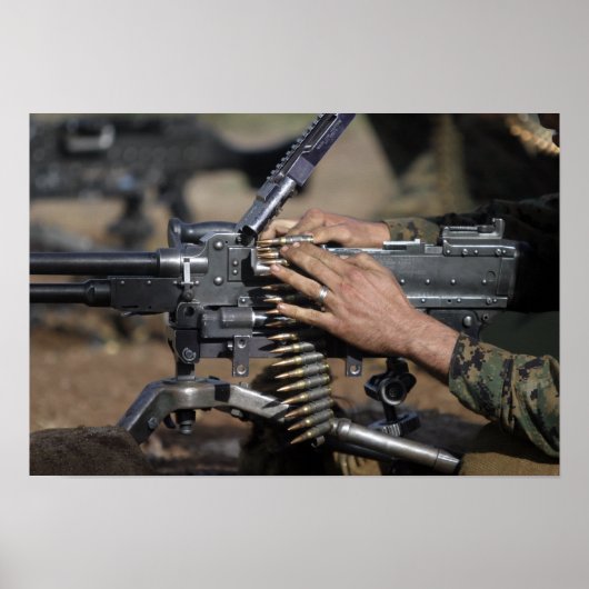 Een marinier laadt een M-240G-pistool Poster (Voorkant)