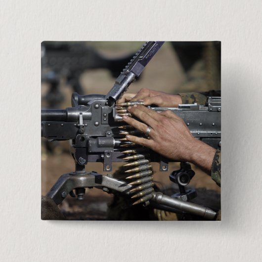 Een marinier laadt een M-240G-pistool Vierkante Button 5,1 Cm (Voorkant)