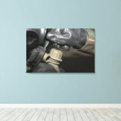 Een marinier steekt een drink buis in zijn stang canvas afdruk (Insitu (Houten vloer))