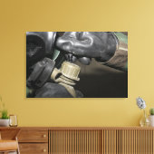 Een marinier steekt een drink buis in zijn stang canvas afdruk (Insitu (Woonkamer))