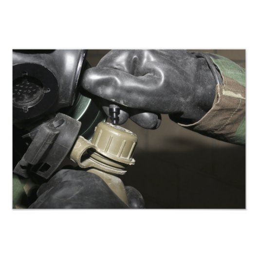 Een marinier steekt een drink buis in zijn stang foto afdruk (Voorkant)