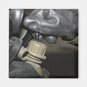 Een marinier steekt een drink buis in zijn stang magneet